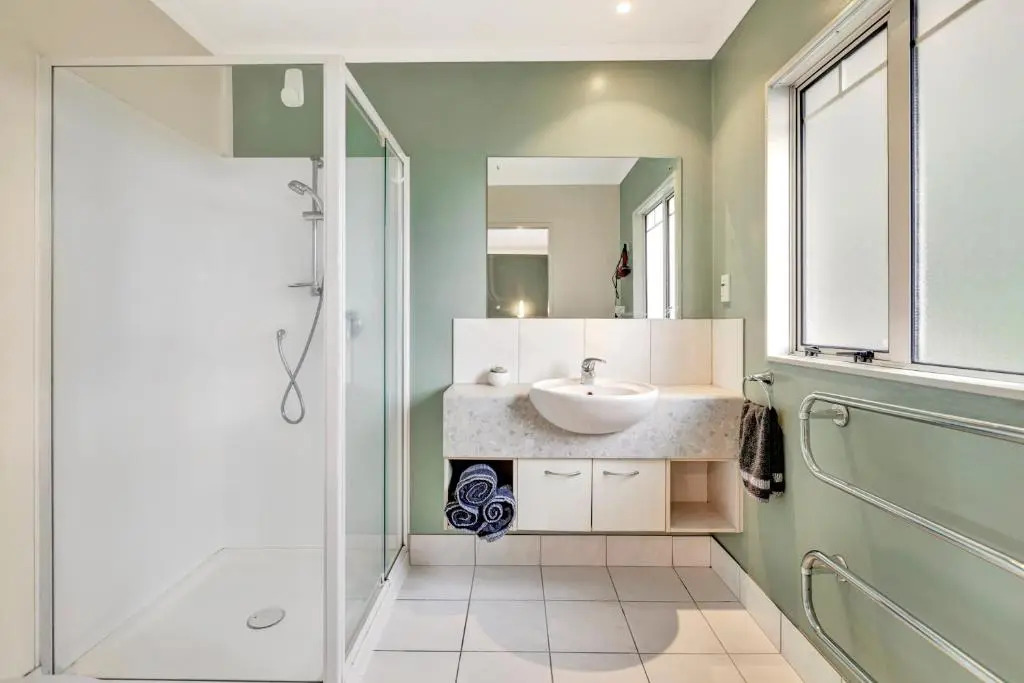 Cheerful 4 bedroom home with free parking.