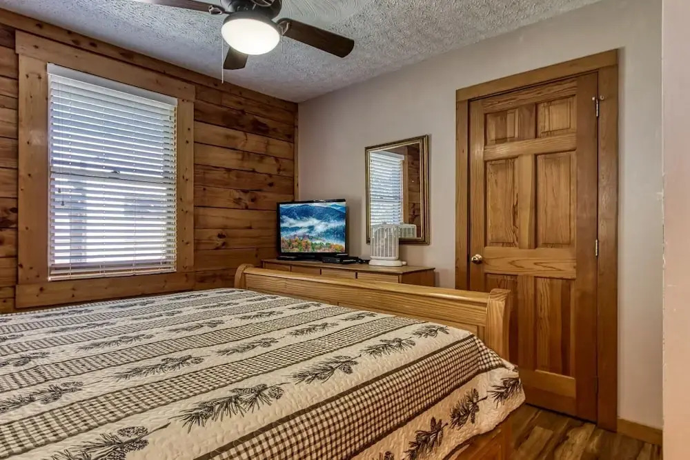 ER15 - A Bears Life Great location - Close to town! cabin