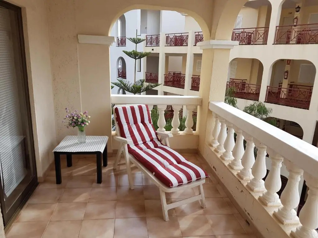 Castle Harbour with heated pool, only 700 meters to the beach, Wifi, balcony