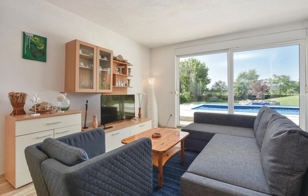 Two-Bedroom Holiday Home In Sinj