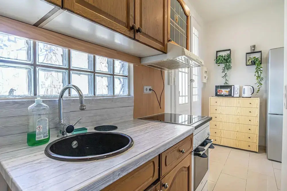 Chic 2BR Retreat Near Belvedere Palace