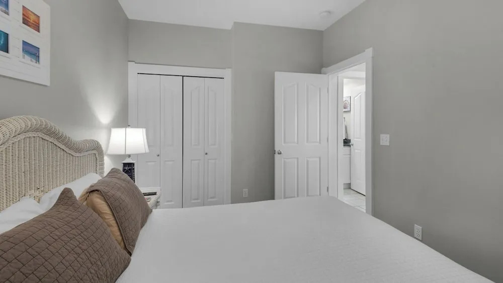 2 Minutes to Beach & Next to Pool - Free Beach Setup, Sleeps 12