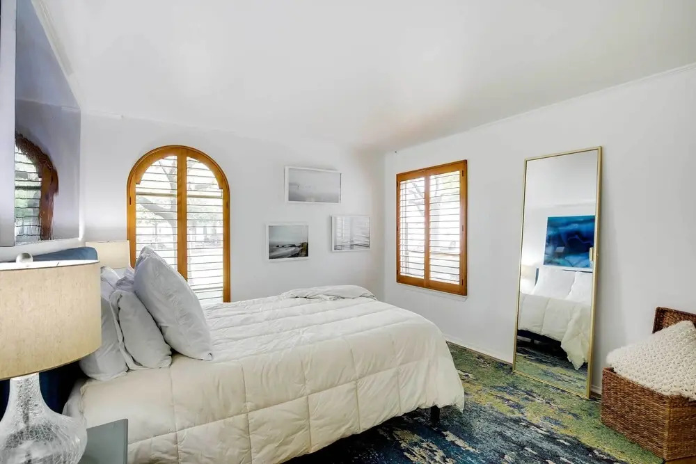 Stylish Condo w/ Pool in Knox Henderson!