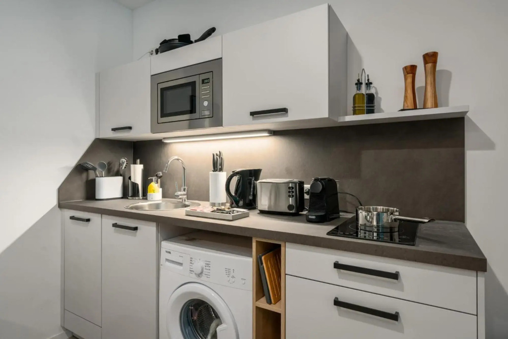 BRIGHT: Stylish & Central - Kitchen - Netflix