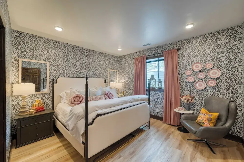 Winterhaven Estate by Avantstay Sleeps 19 Guests Mountain Compound w/ Views, Firepit, Hot Tub