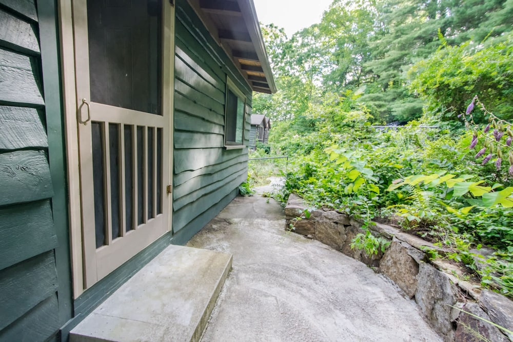 1BR Cottage w Patio Free Tix Near Downtown