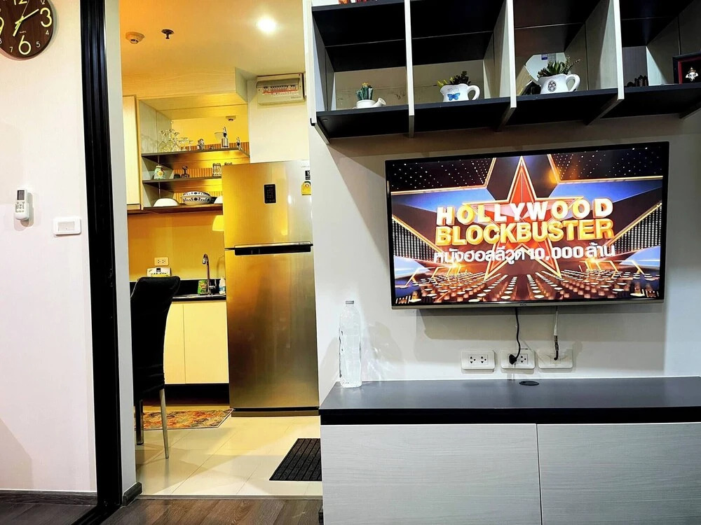 Octopus Suite on Highrise, Skytrain, Fast Wifi and AC