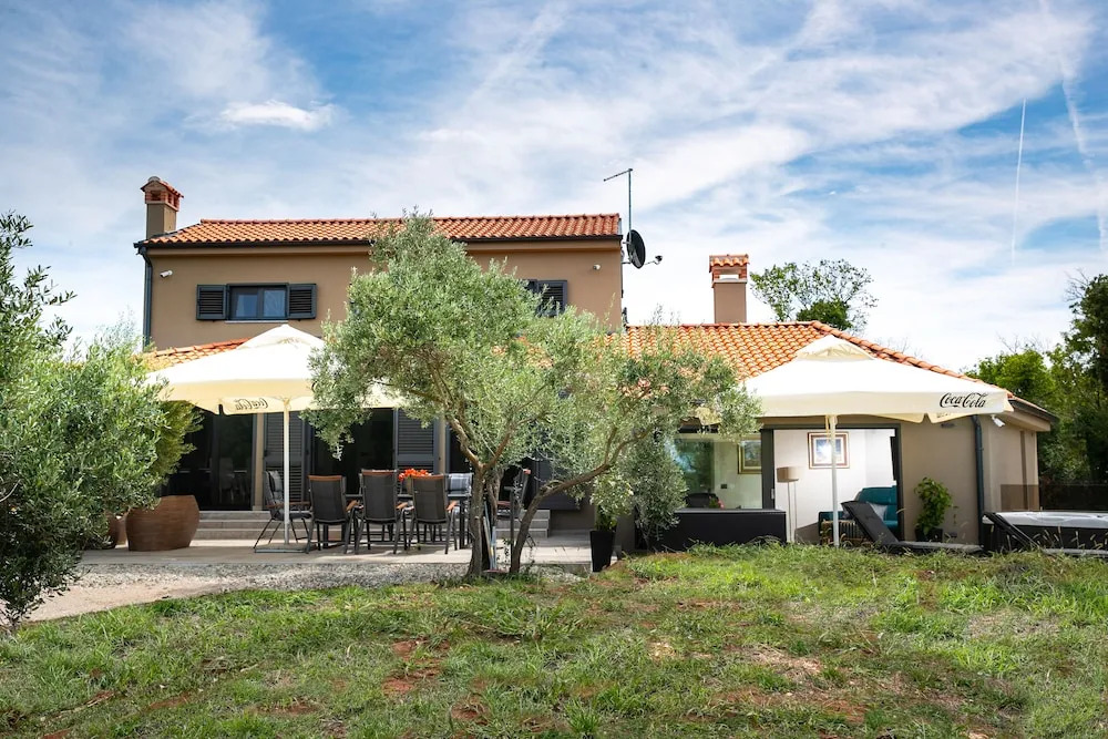 Olive Garden Paradise with Swimming pool