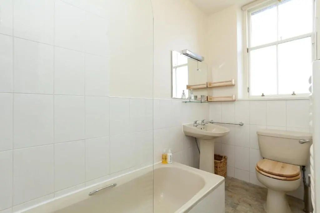 380 Charming one bedroom property in an attractive residential area with great cafes, restaurants and shops nearby