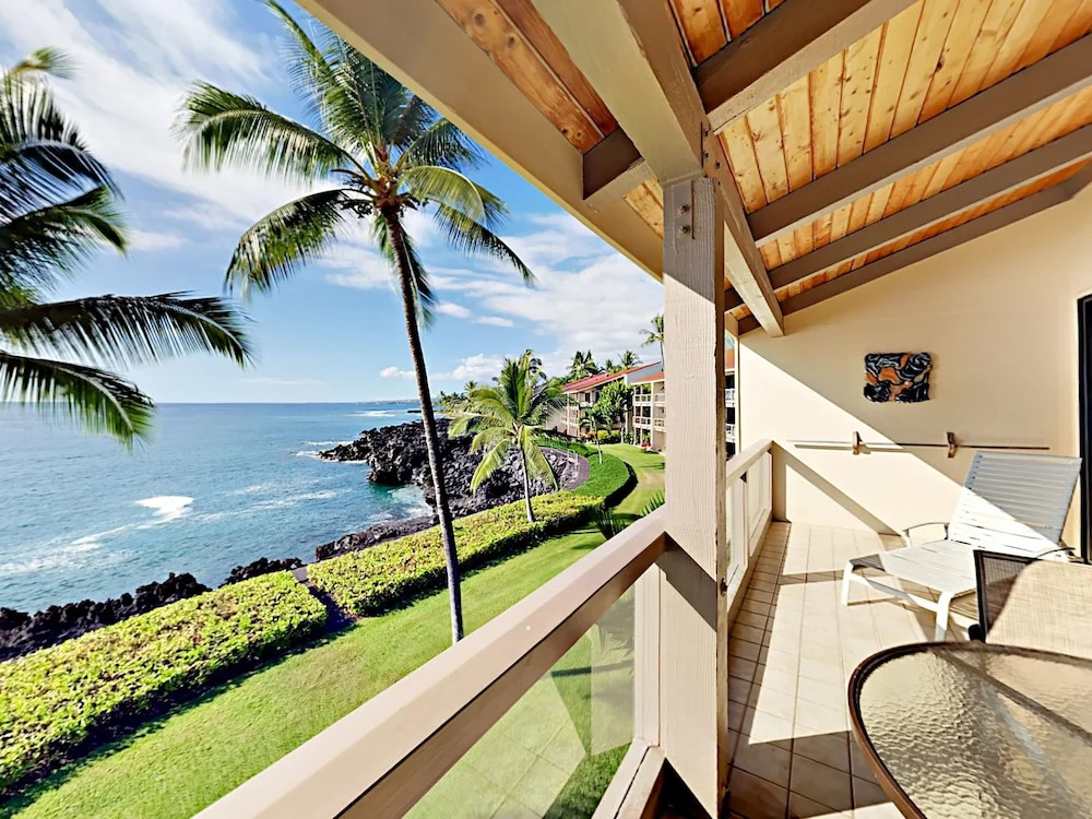 Unobstructed Oceanfront! 2br + Loft W/ Lanai, Pool 2 Bedroom Condo