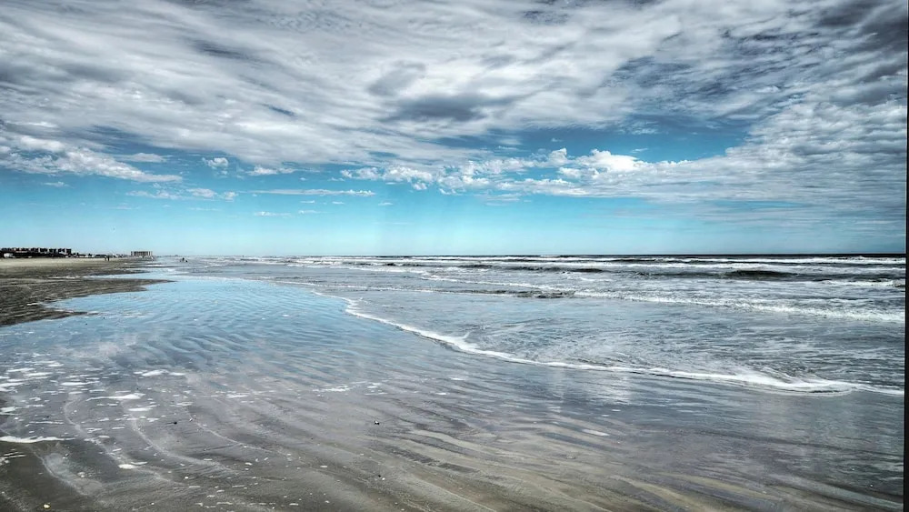 Still Waters & Yahwaves by Avantstay Sleeps 20, 2 Homes Private Pools + Putting Greens, Port Aransas Golf Cart Zone