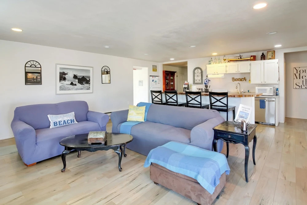 Bandon Home w/ Patio, Steps to South Jetty Park