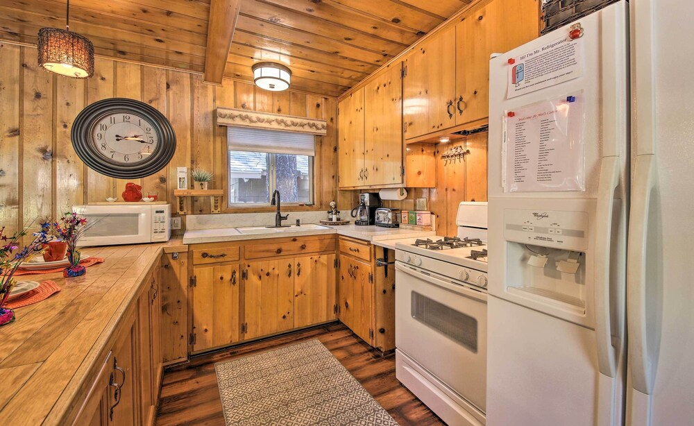 < 3 Mi to Lake: Pet-friendly Big Bear Cabin