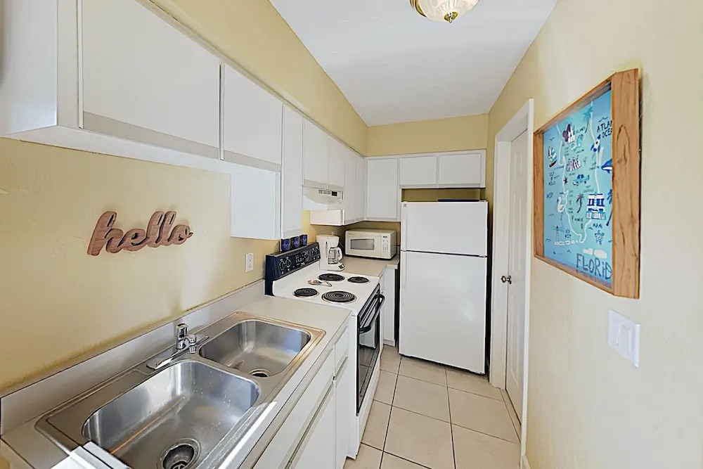 Lovely Creekside Setting - Dock, Tandem Kayak, Boat Ramp 3 Bedroom Home
