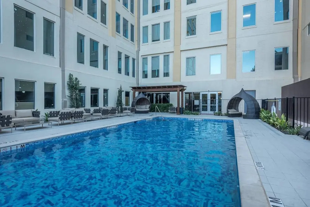 Modern 1bd in the Core of Downtown