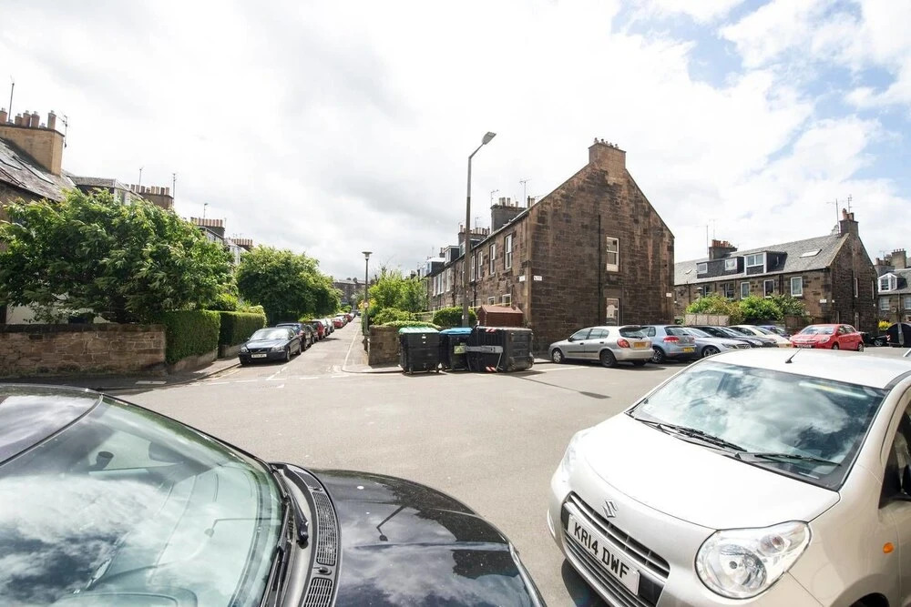 Cute Private Door 2 Bed Apartment on Easter Road