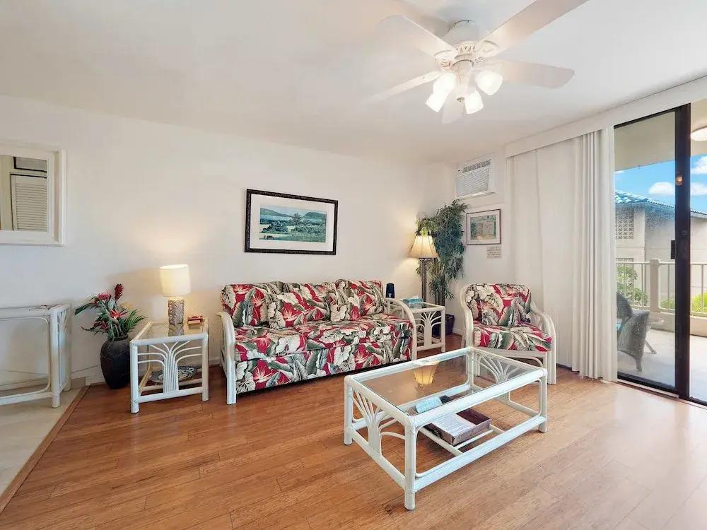 Kona Reef F2 Charming Oceanfront Condo for 4!