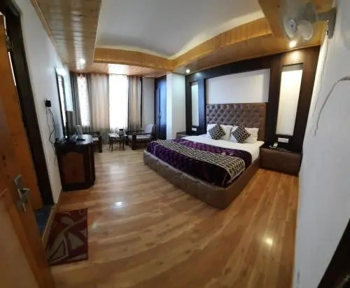Hotel Lords Regency - Connected to Mall Road