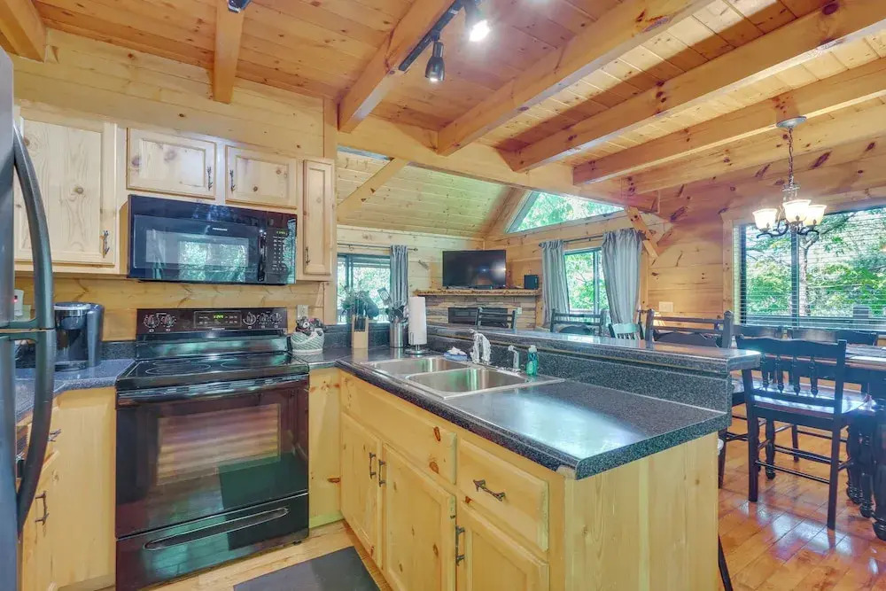 Sevierville Cabin w/ Hot Tub: 5 Mi to Pigeon Forge