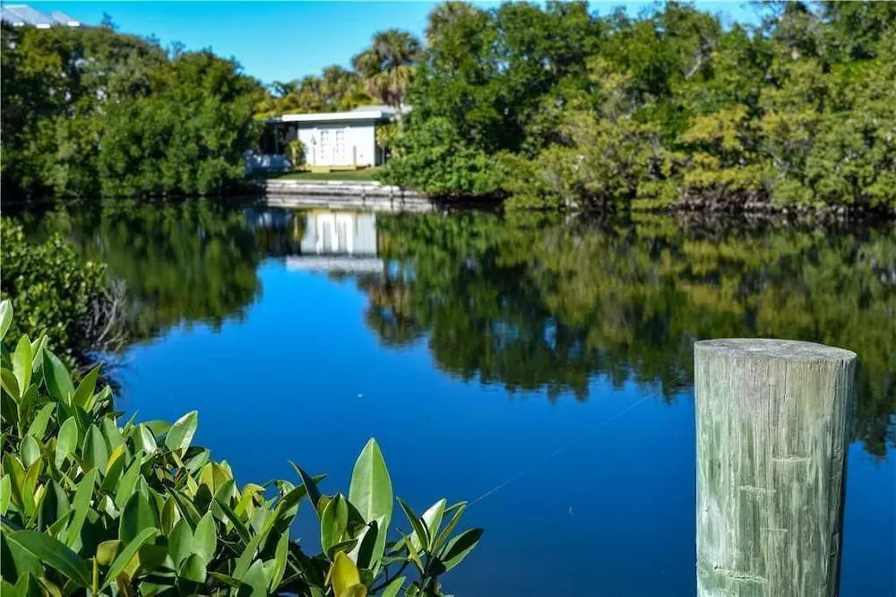 Lakeside Beach House by RedAwning