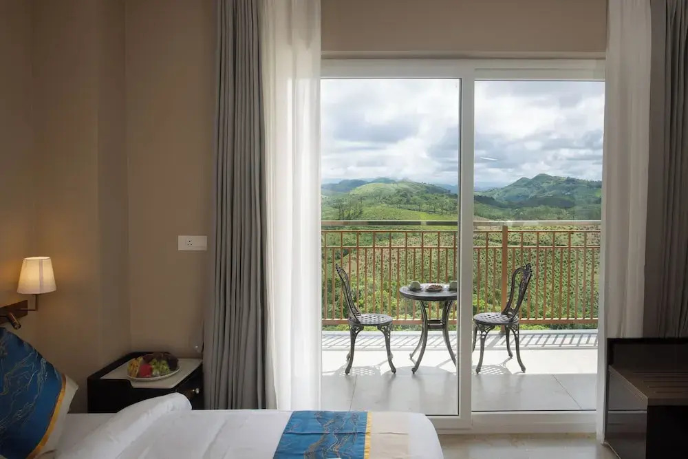 Le Crown Hotel