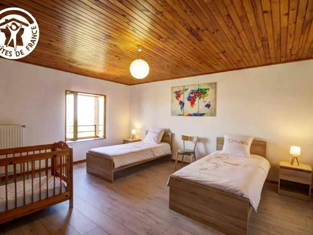 Gîte Les Hortensias à Pralong - Charme et Confort pour 4 Pers avec Internet - FR-1-496-117
