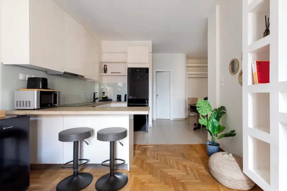 Attica - Captivating 2-Bedroom Apt & Balcony in Athens