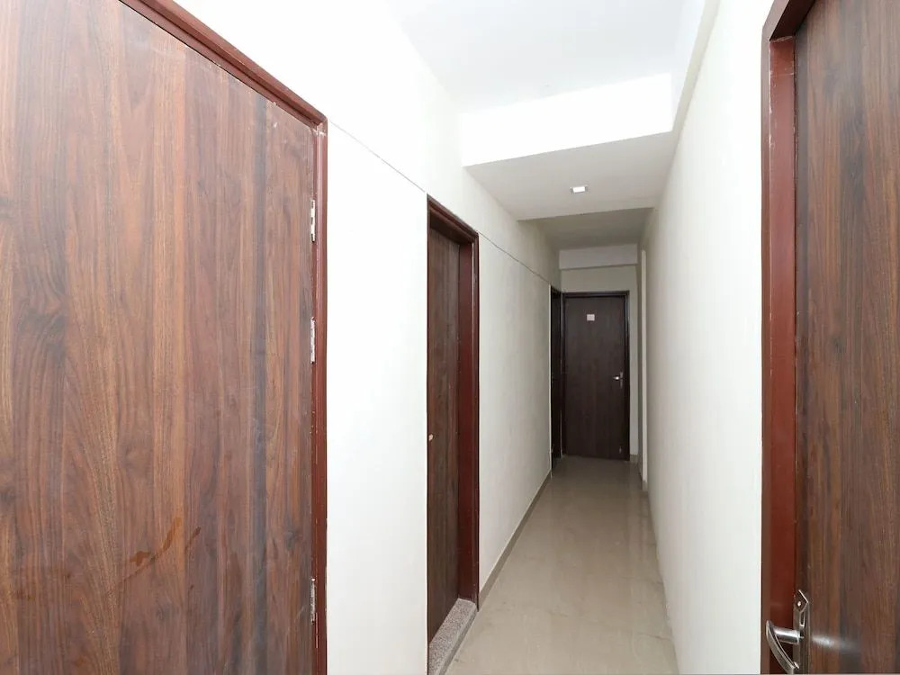 OYO 13301 Mayesha residency