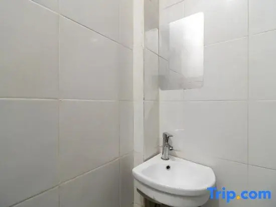 Urbanview Hotel Bizhome Artha Gading Boulevard by RedDoorz