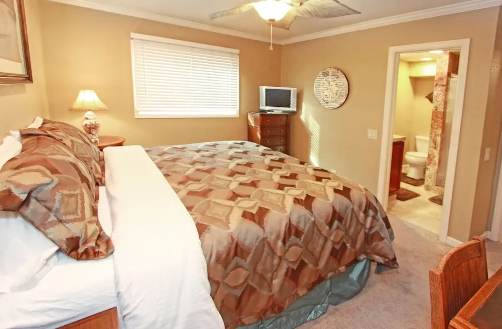 111 E Edgewater Dar 3 Bedroom Duplex