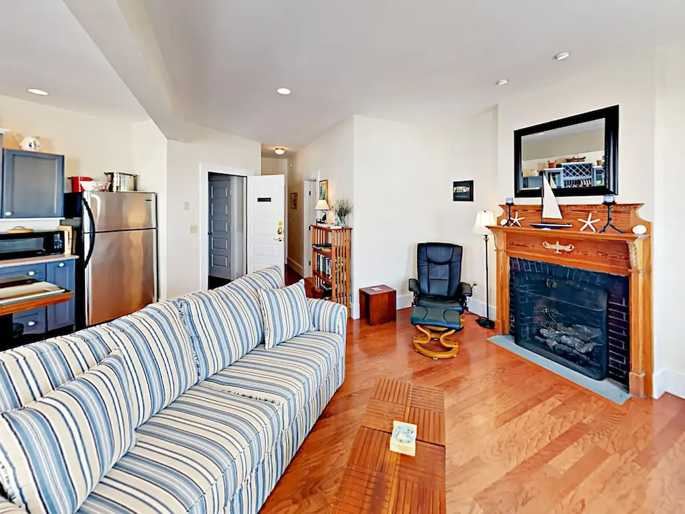 Downtown Boothbay Harbor Apartment by RedAwning