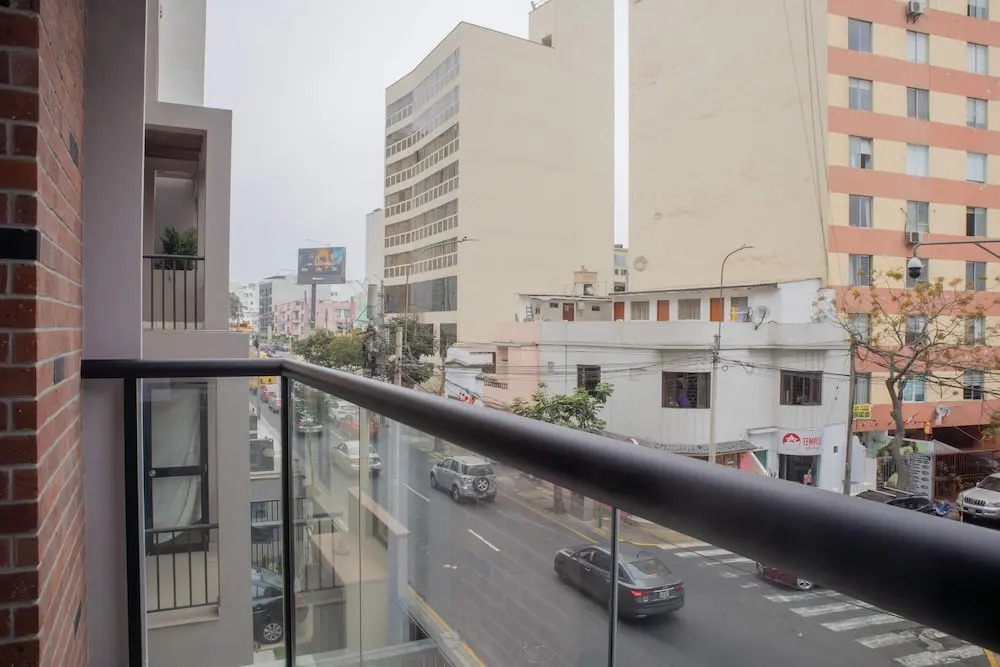w Modern 2BR w Scenic Balcony Close to Kennedy Park