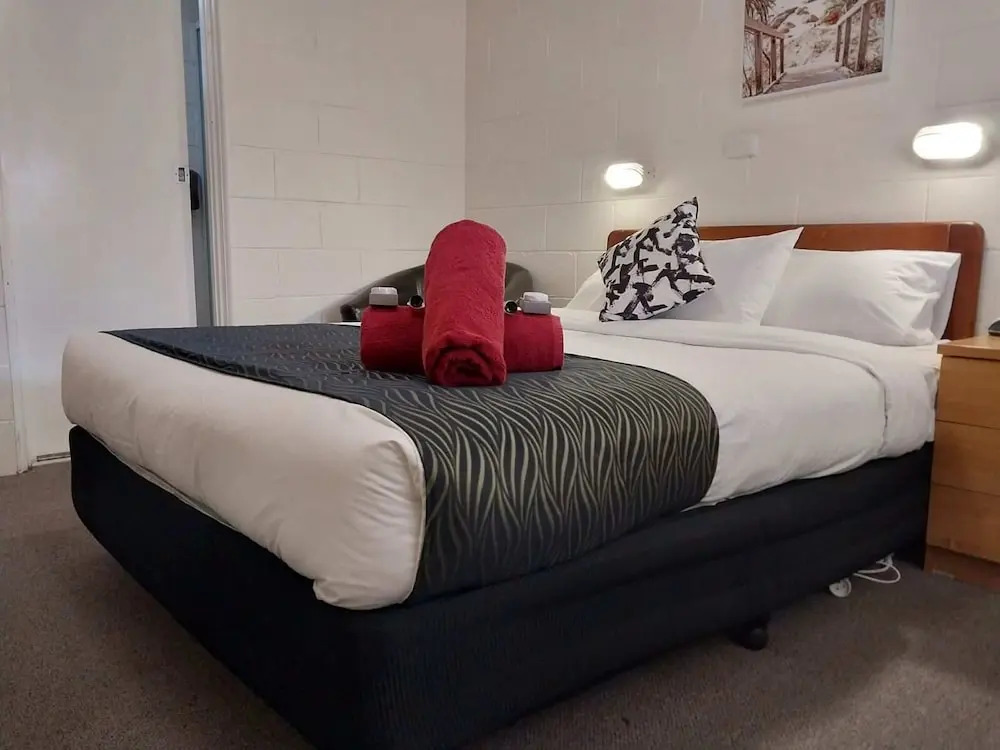 Golden Peak Motel PeakHill
