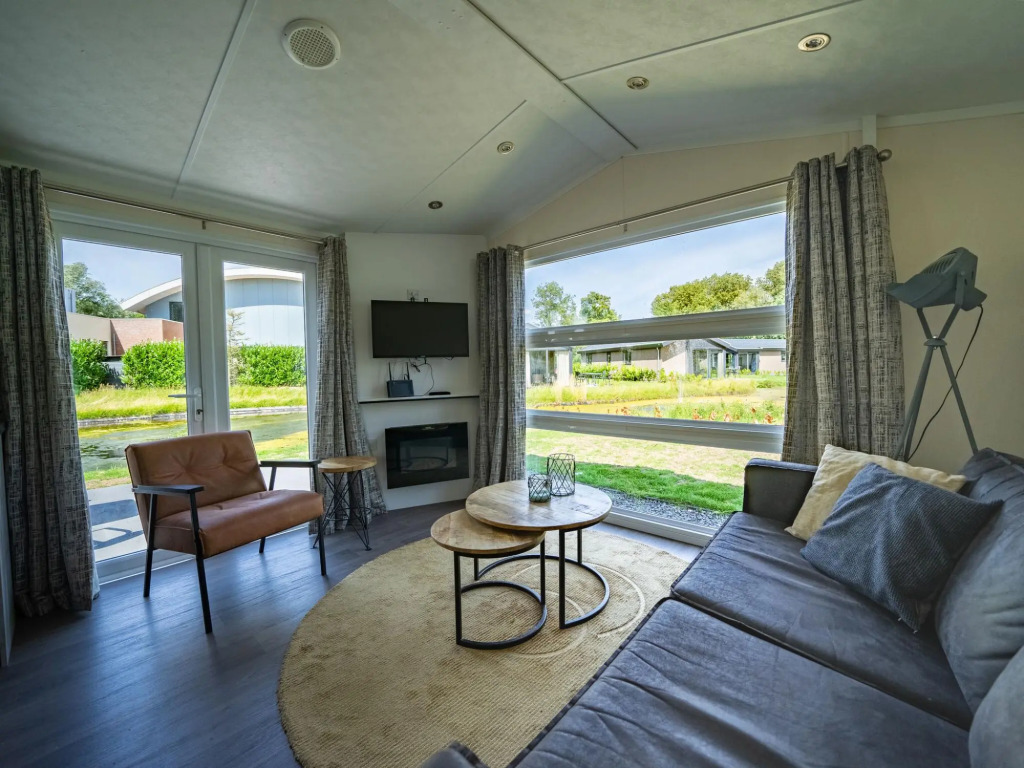 Well-maintained chalet with microwave, on a holiday park close to the Biesbosch