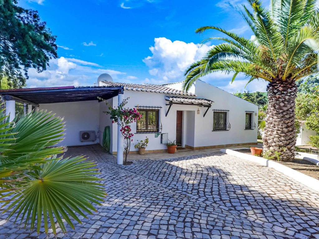 A delightful 3 bedroom Villa with private pool close to Carvoeiro
