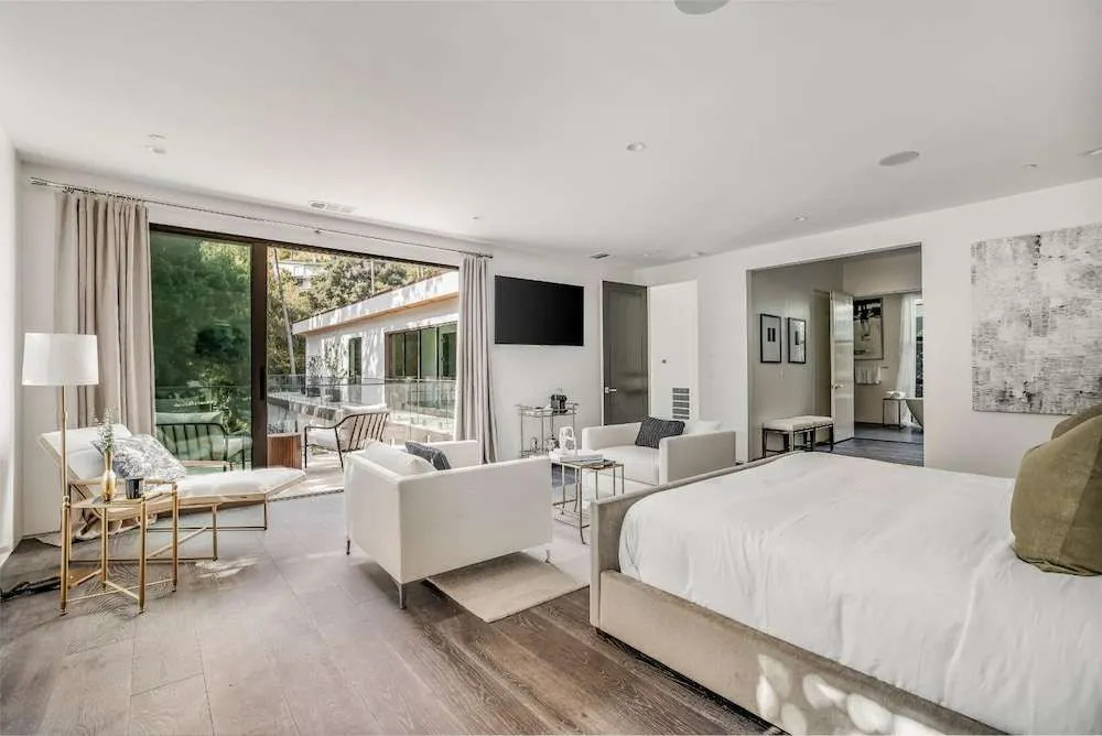 Laurel Canyon - Architectural Modern Estate With Pool & Landscaped Garden