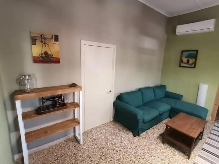Korakies private traditional house ,2000sqm yard