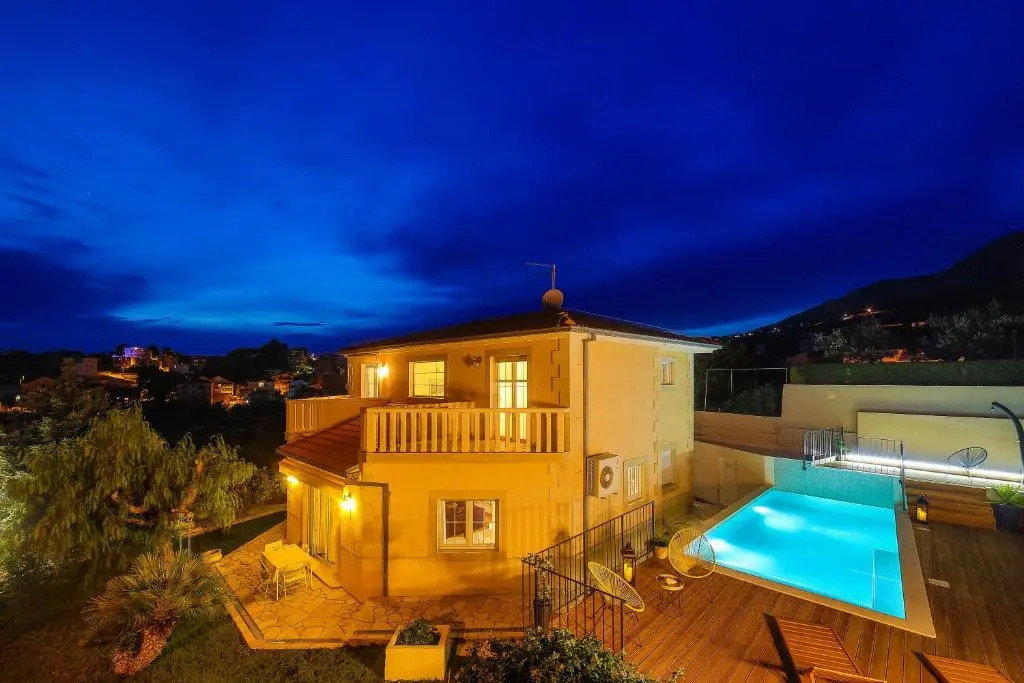 Villa Artea, Luxurious Villa with Heated Pool