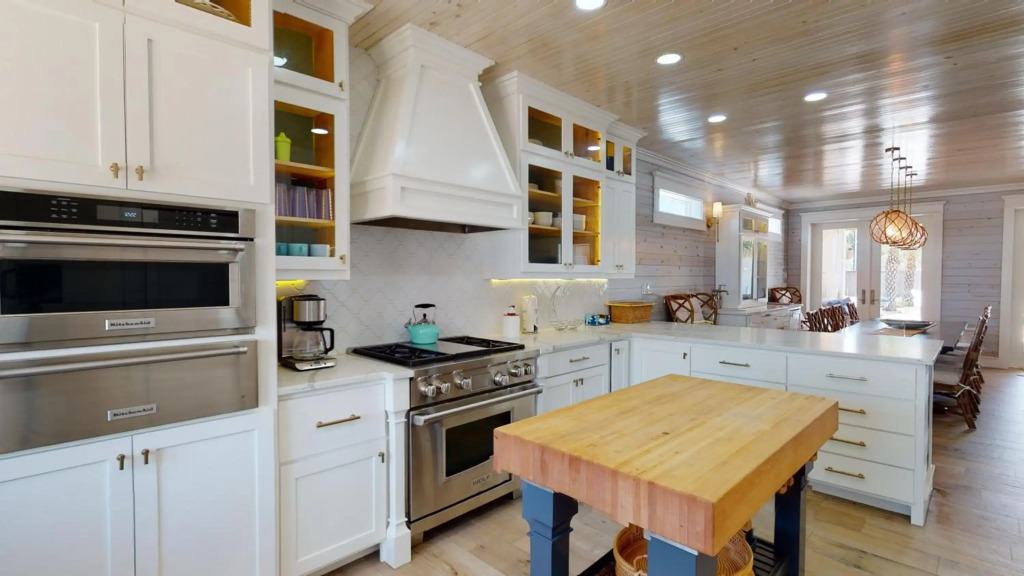 SE831 Huge and Upscale Home with Heated Private Pool in the Heart of Port A