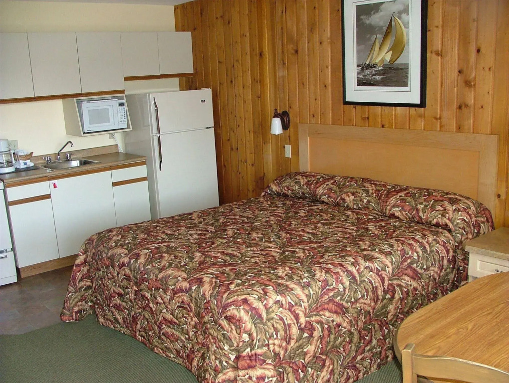 The Cedarwood Inn & Suites