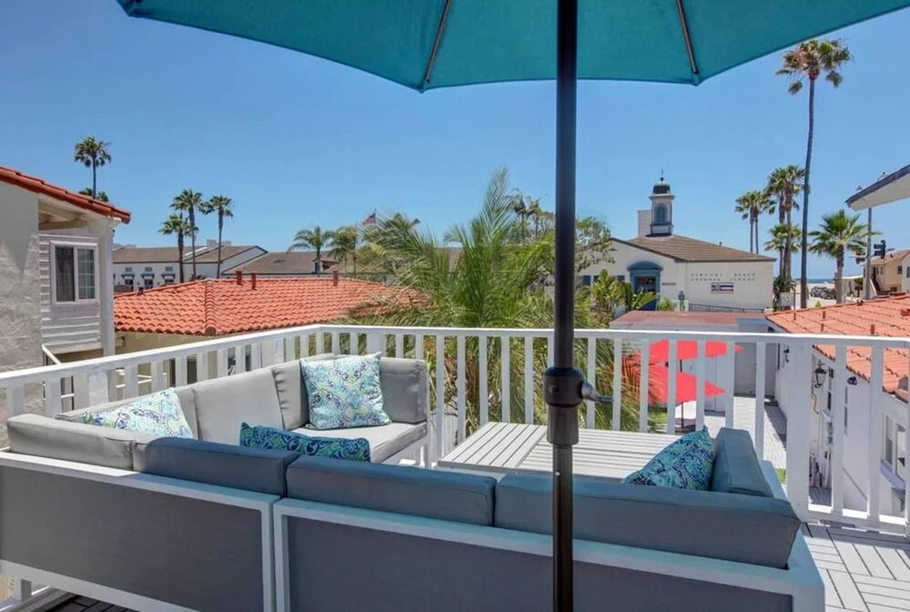 B4 Stunning Contemporary Beach Home With AC and Private Deck