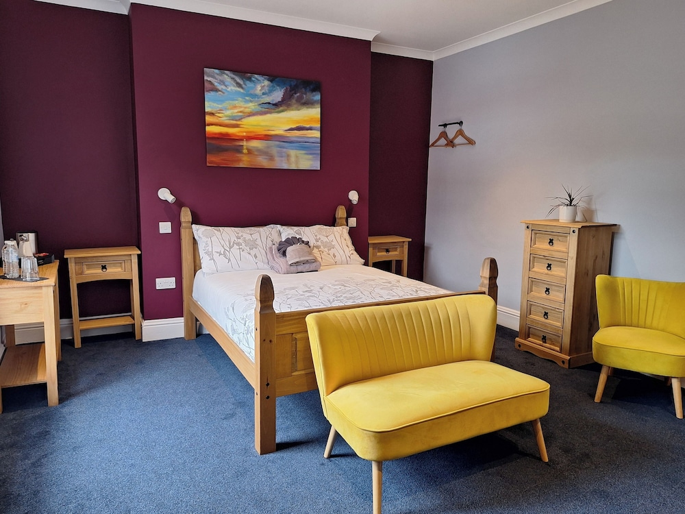 Comfortable and Spacious Double En-suite Room