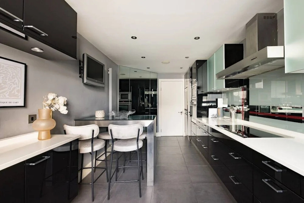 The River Thames View - Stunning 2bdr Flat With Study Room + Balcony