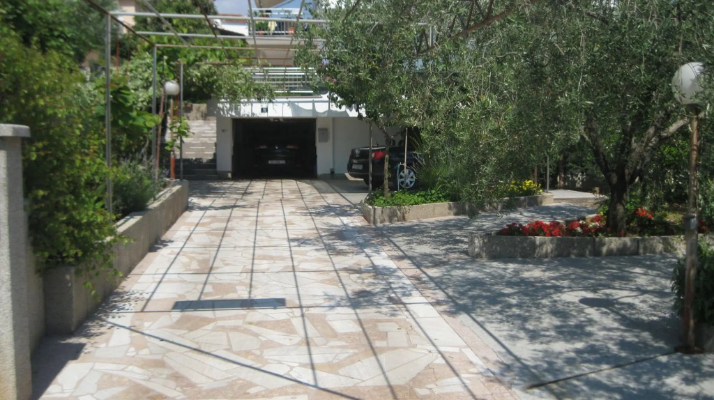 Ljuba - Nice Garden - A4