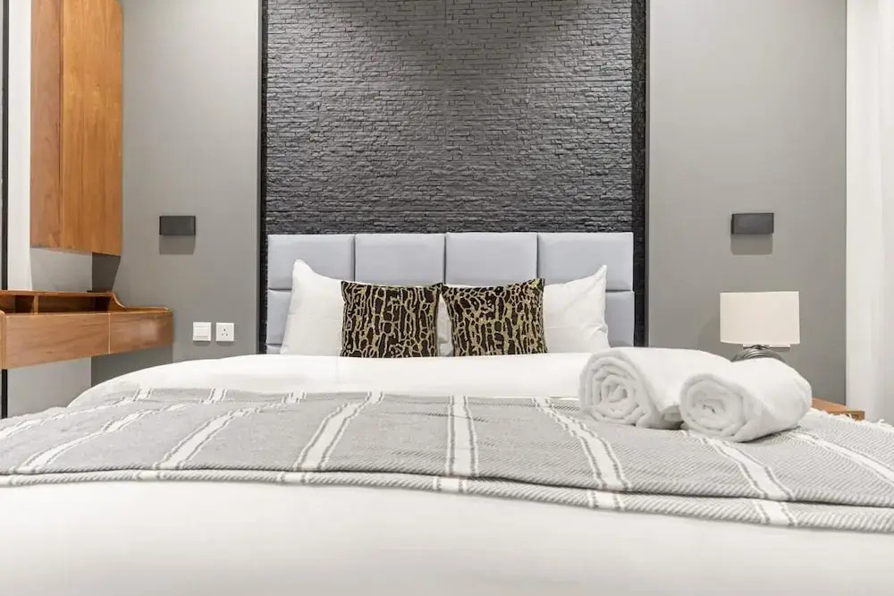 Central Stay With Parking & Stylish Design
