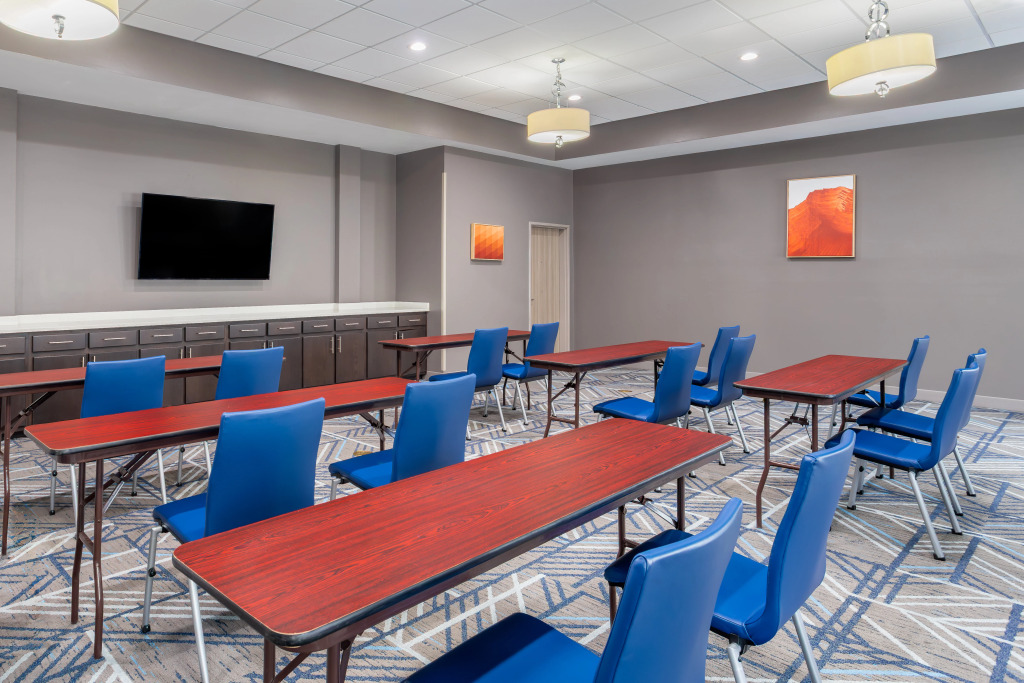 Holiday Inn Express & Suites Memphis Arpt Elvis Presley Blv by IHG
