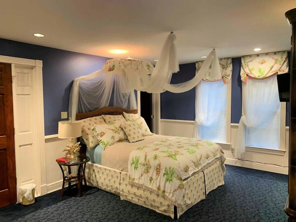 The Lake Manor