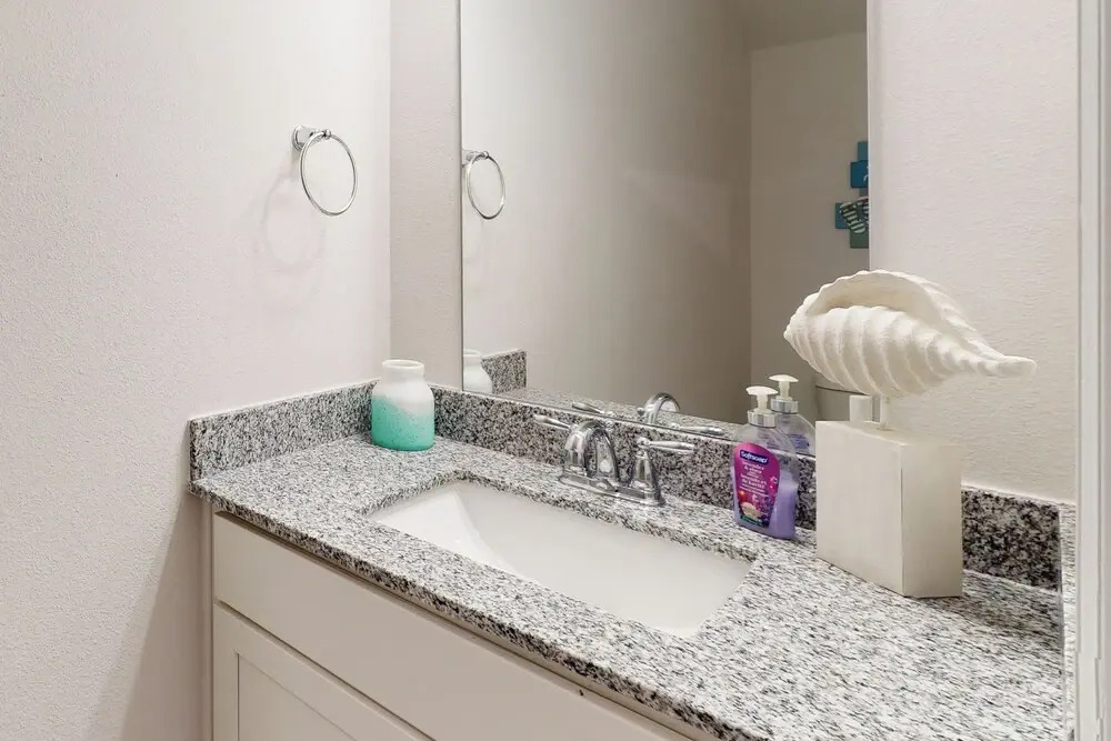 3 BR Townhome w/ W & D, AC, Wifi, Near Beach