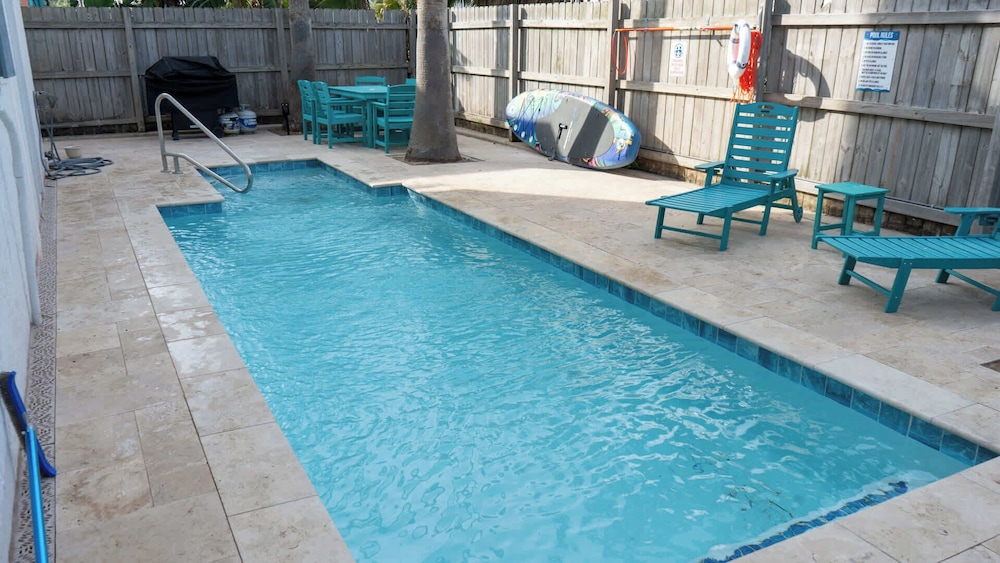Fun Retro Island Vibe - Sleeps 17 - Beach 1 Block