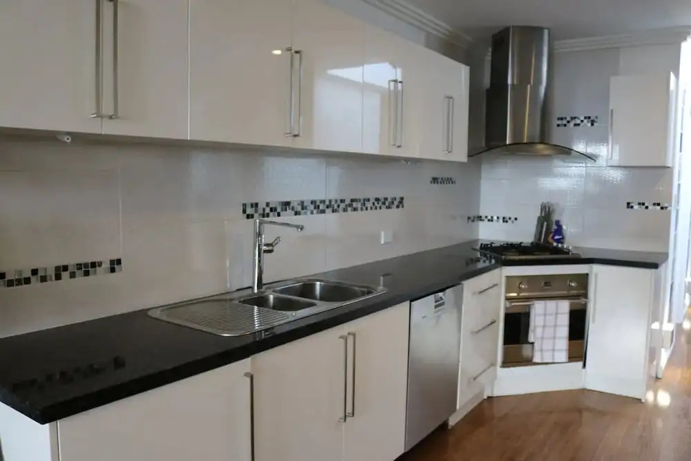 Elegant 2 Bedroom House in Inner City Oasis